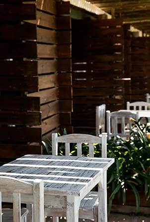 mesa con sillas de exterior rusticas